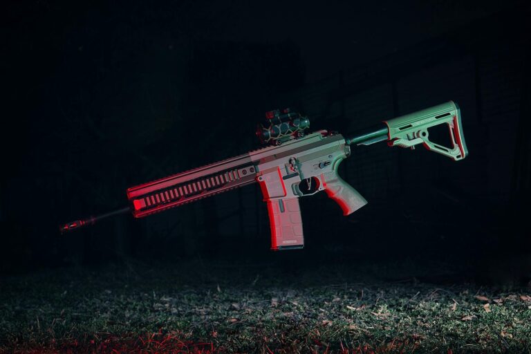 Airsoft-Spieler in taktischem Team auf Spielfeld erleben sportliche Herausforderung