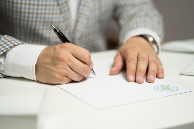 Balkonkraftwerk anmelden leicht gemacht Damit Sie alle Vorschriften einhalten Moderne Balkonkraftwerk-Installation mit Anmeldung und Einhaltung gesetzlicher Vorschriften