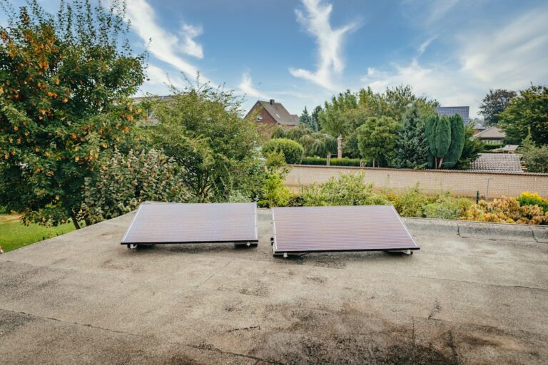 Balkonkraftwerke einfach erklärt – So funktioniert die Mini-PV-Anlage zu Hause Kompaktes Balkonkraftwerk auf Balkon zur Solarstromerzeugung im Eigenheim