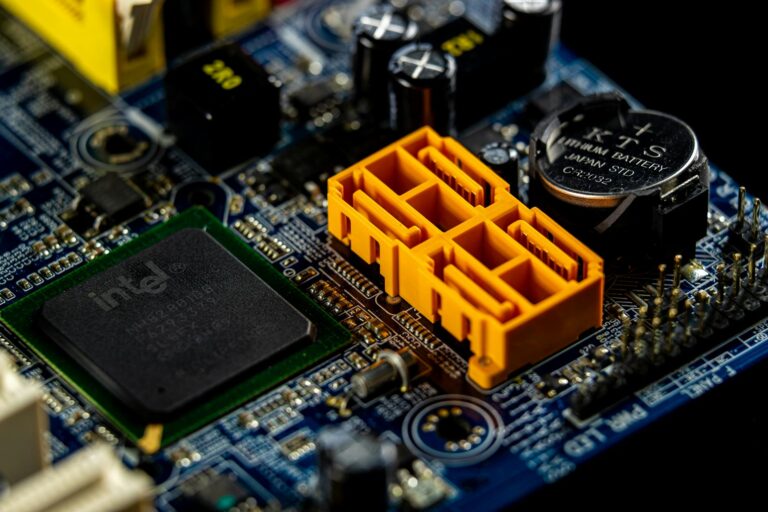 Billig-Komponenten für PC-Bau Übersicht mit Mainboard, Grafikkarte und Netzteil