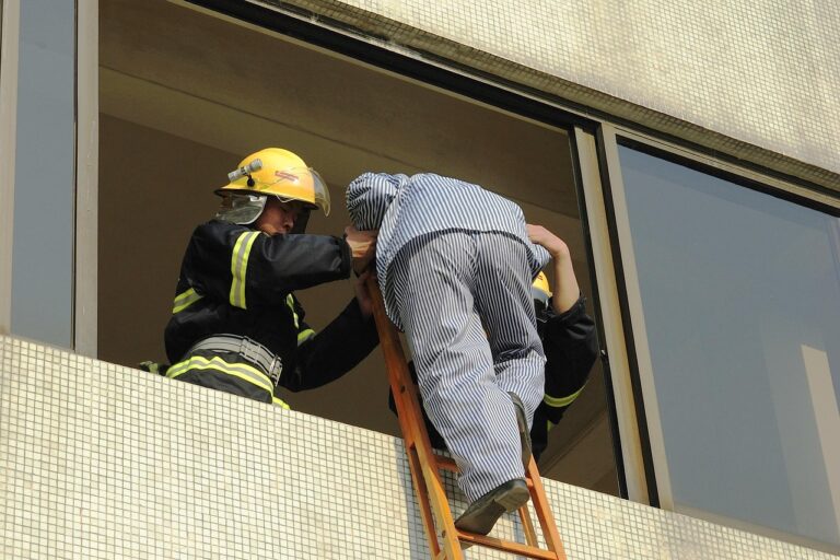 Balkonkraftwerk auf Balkon mit Brandschutz Sicherheitsmaßnahmen zur Risikominimierung