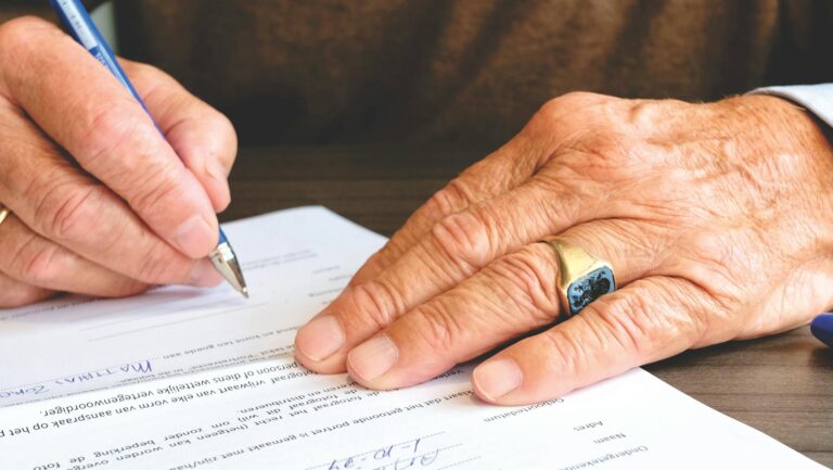 Bürokratische Unterlagen und Formulare zur Beantragung von Genehmigungen auf Schreibtisch
