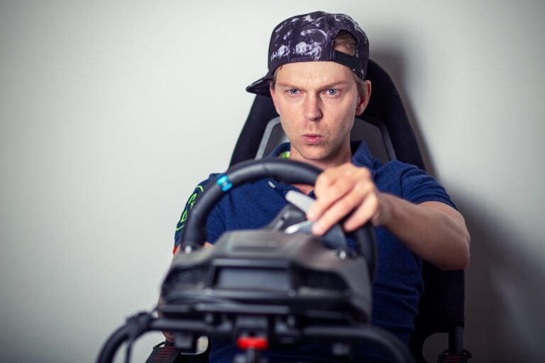 Simracing Setup mit Solar Balkonkraftwerk für nachhaltigen Stromverbrauch