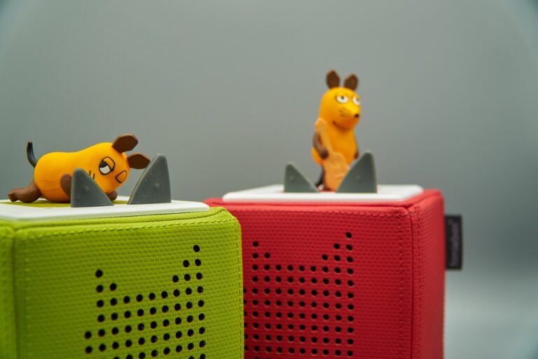 Kind spielt mit Toniebox und entdeckt kreativ Hörspiele spielerisch eigenständig