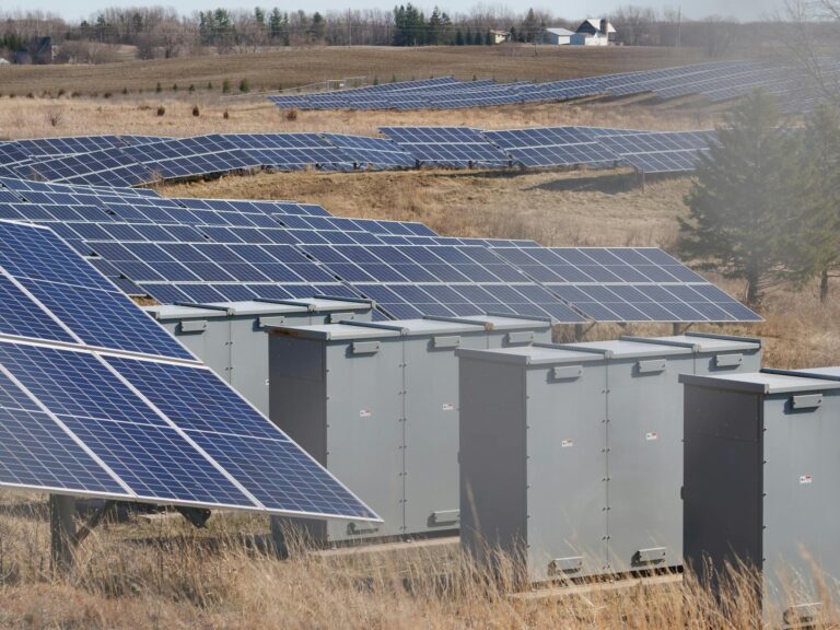 Wechselrichter verschiedener Typen zur Optimierung der Photovoltaikanlage in Nahaufnahme