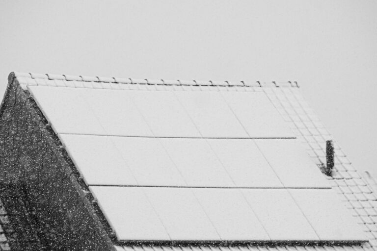 Balkonkraftwerk auf dem Balkon mit Schnee im Winter für besseren Ertrag