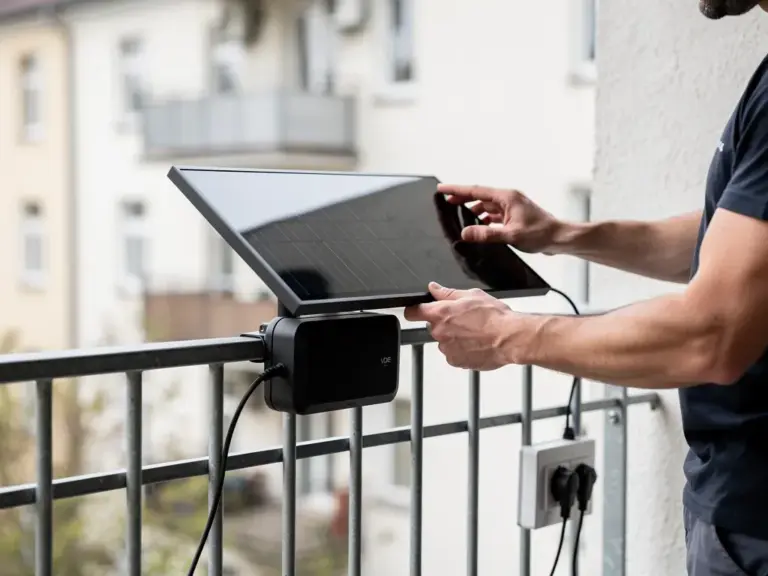 Wechselrichter und Solarmodul eines Balkonkraftwerks mit 800 Watt Leistung