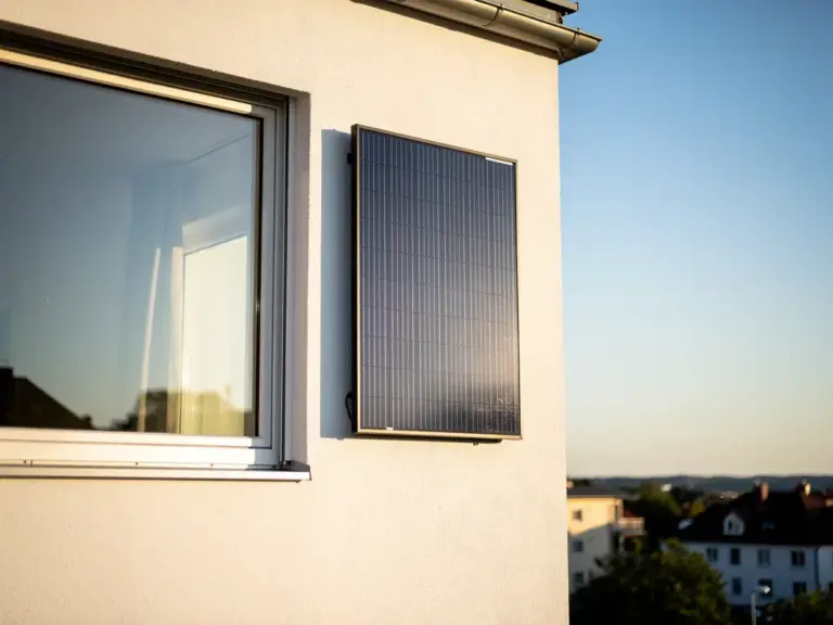 Flexibles Balkonkraftwerk an Südwestfassade ohne klassischen Balkon installiert